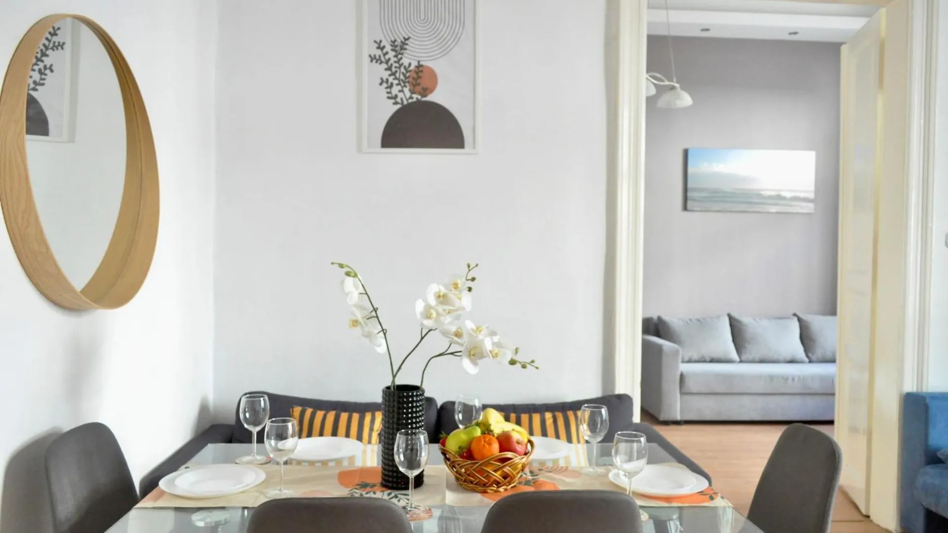 Top Central Rhapsody Residence - 4 Rooms - Steps From Major Attractions location