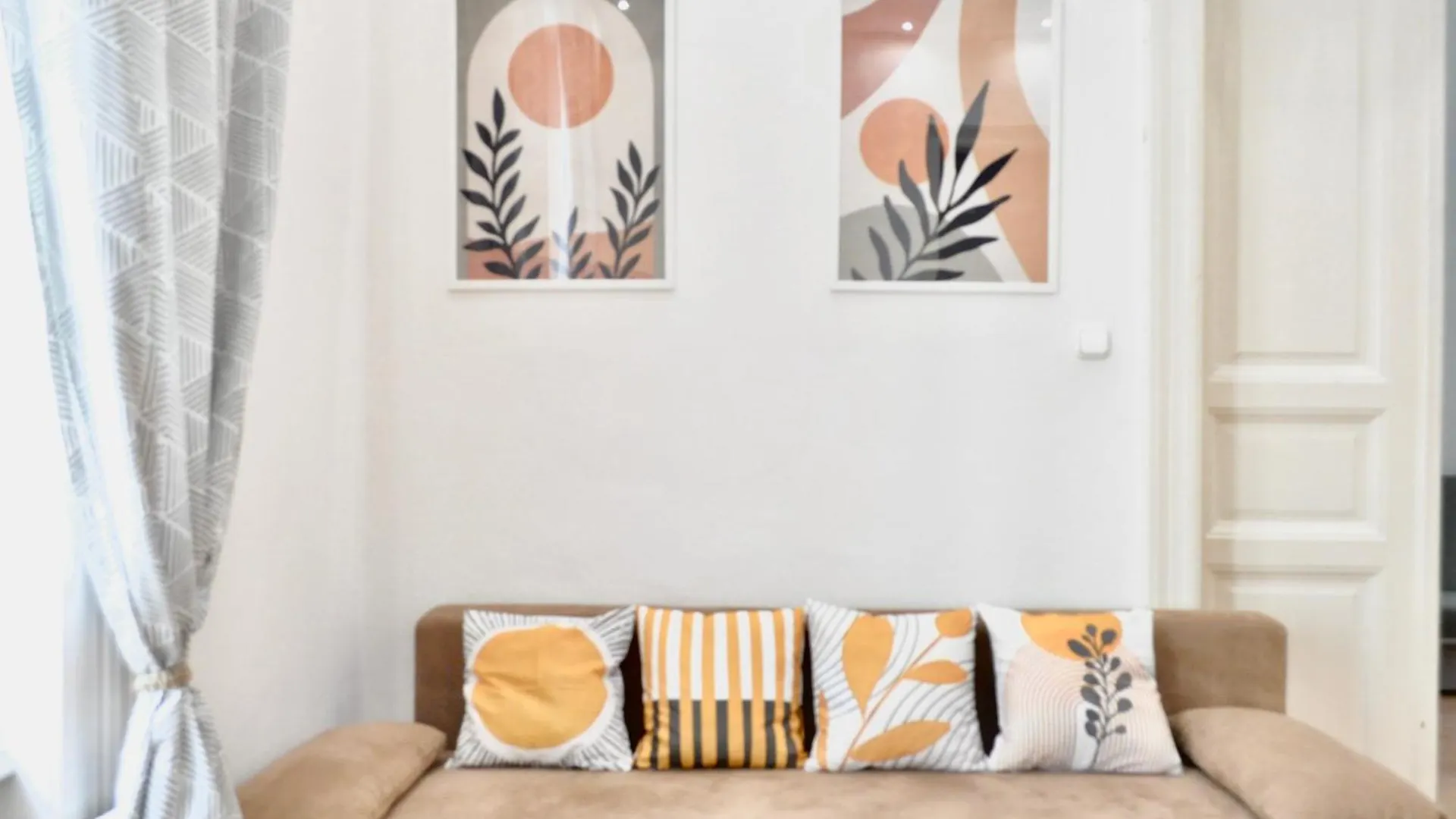 Top Central Rhapsody Residence - 4 Rooms - Steps From Major Attractions 布达佩斯 公寓