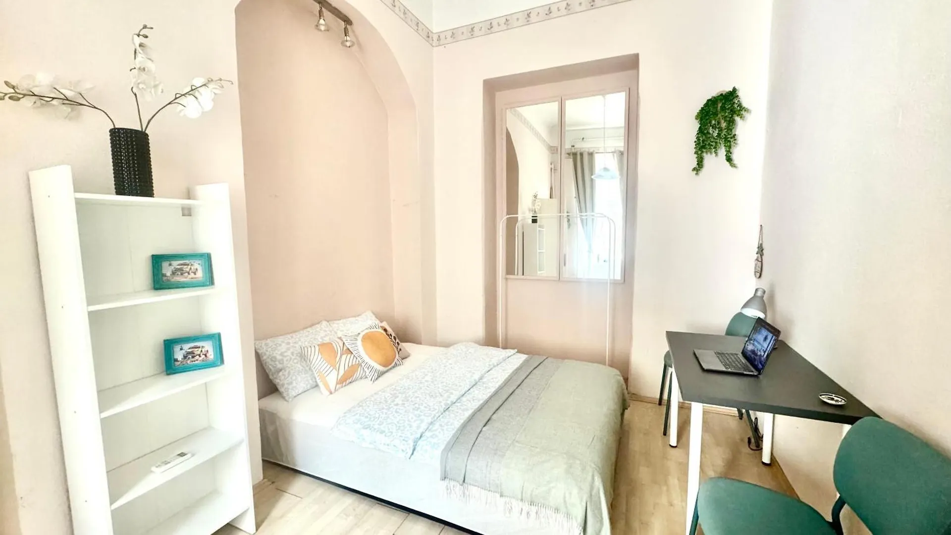 Top Central Rhapsody Residence - 4 Rooms - Steps From Major Attractions 布达佩斯