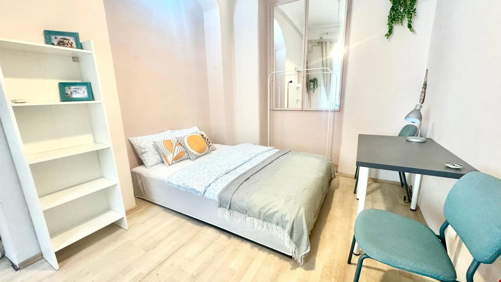 Top Central Rhapsody Residence - 4 Rooms - Steps From Major Attractions 布达佩斯 0*,  匈牙利